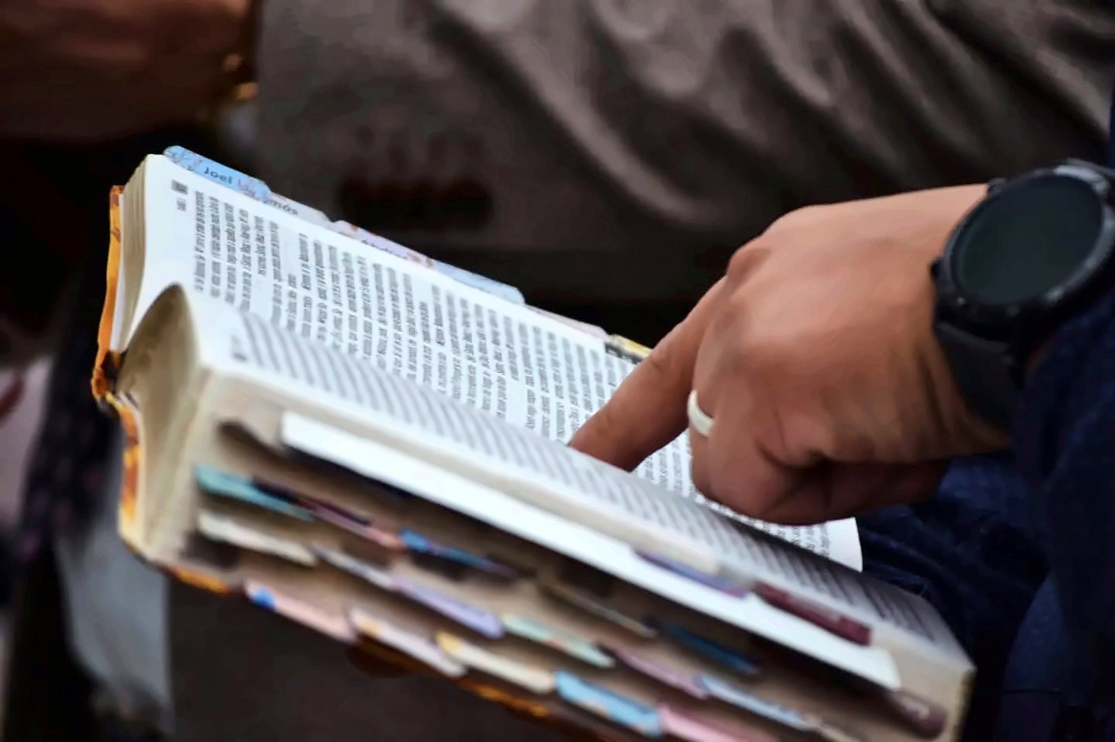 Hermano siguiendo la lectura en su Biblia