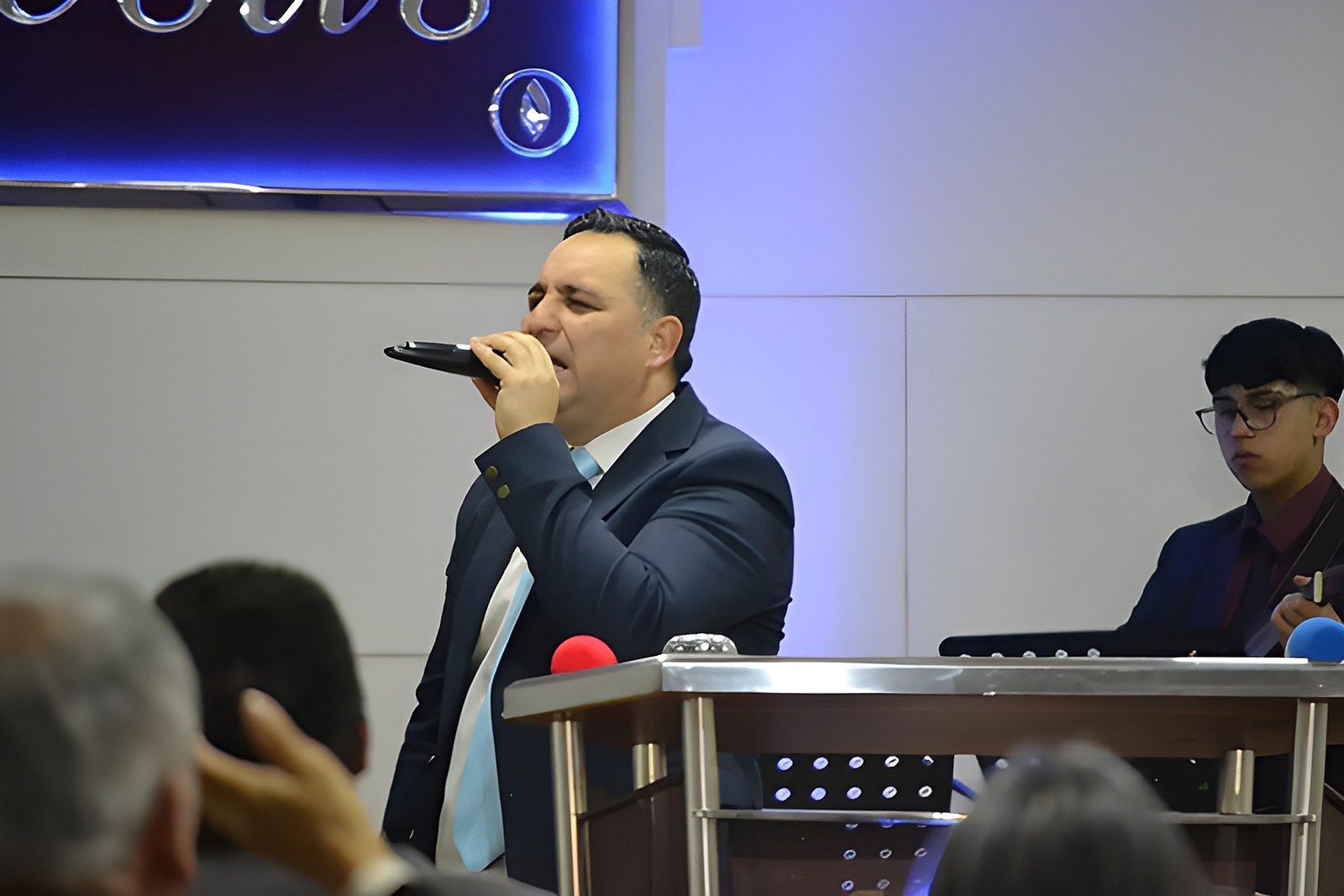Pastor predicando en el culto
